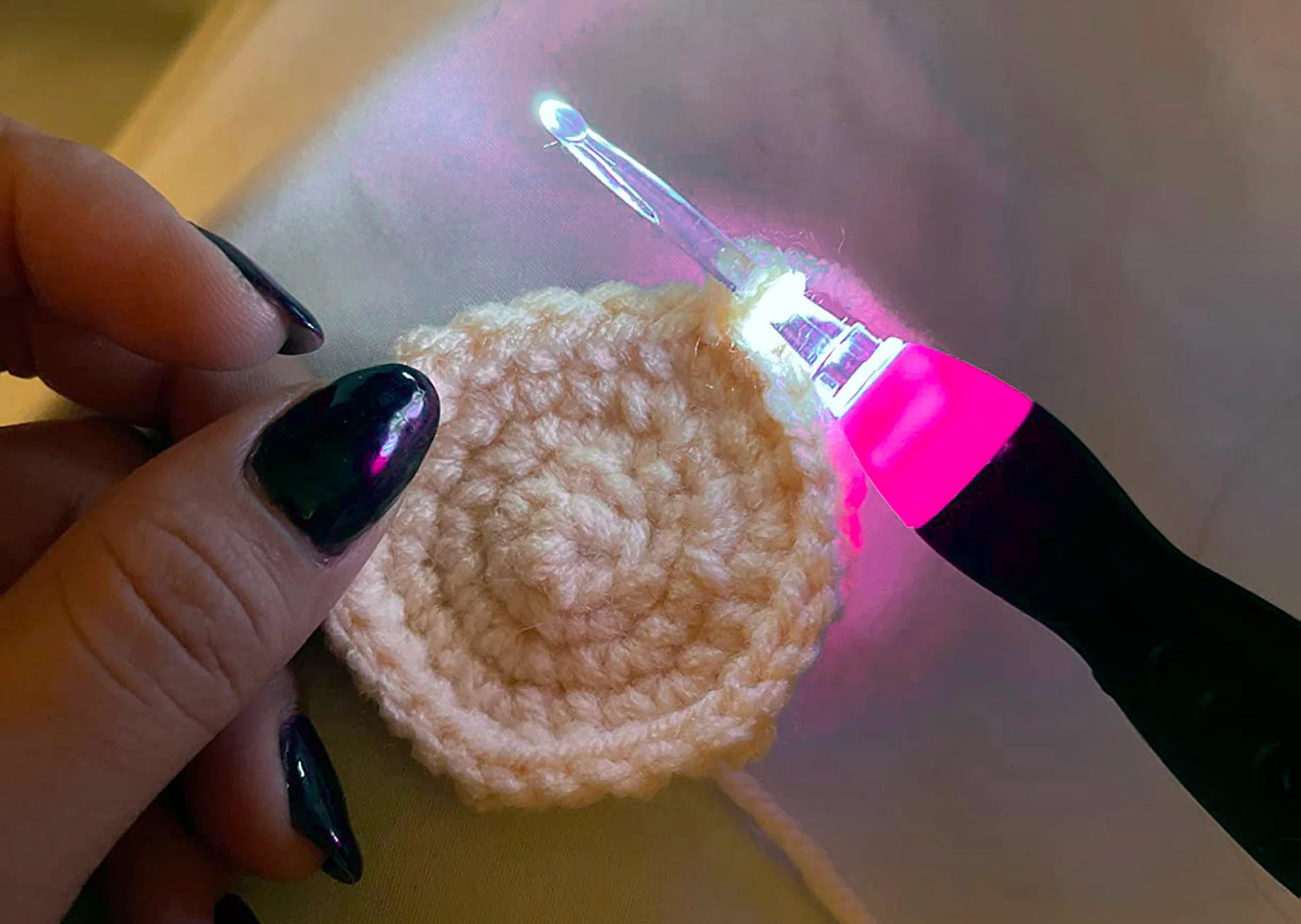 Close-up of LED crochet hook with cushioned ergonomic handle, letting you crochet longer without hand fatigue.